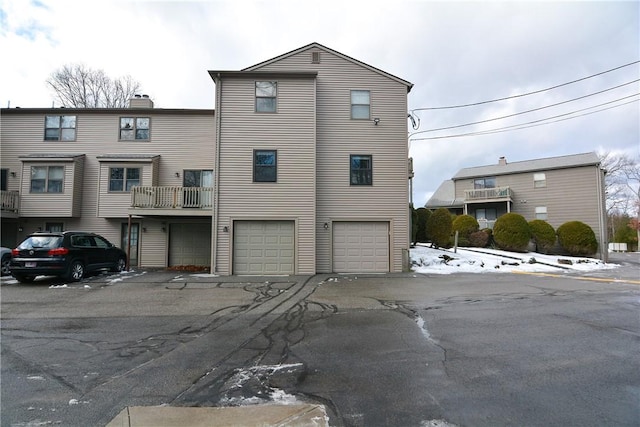 view of front of property featuring a garage and driveway