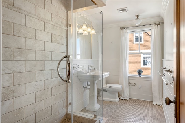 full bathroom featuring a shower with curtain, toilet, tile walls, visible vents, and ornamental molding