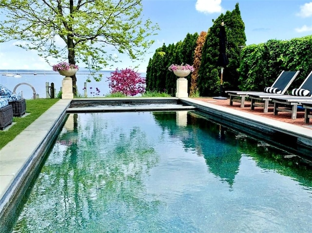 view of swimming pool