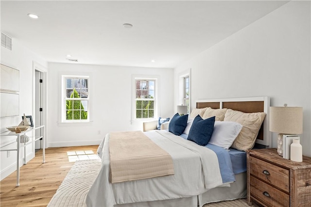 bedroom featuring light wood-style flooring, recessed lighting, visible vents, and baseboards