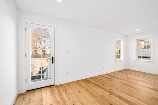 unfurnished room featuring light wood finished floors, recessed lighting, and baseboards