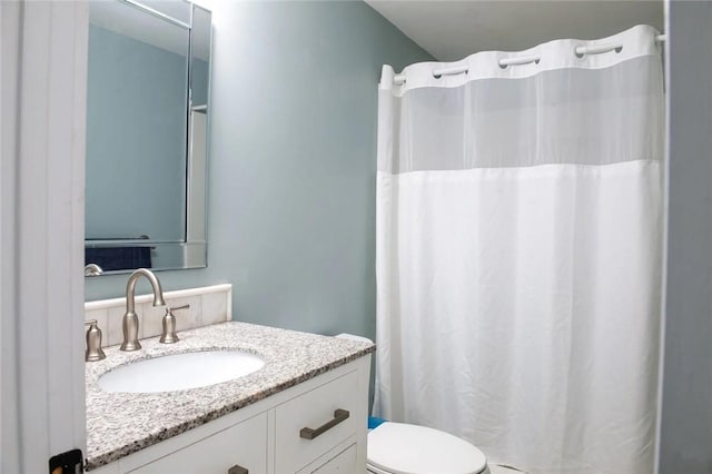 full bathroom with curtained shower, toilet, and vanity