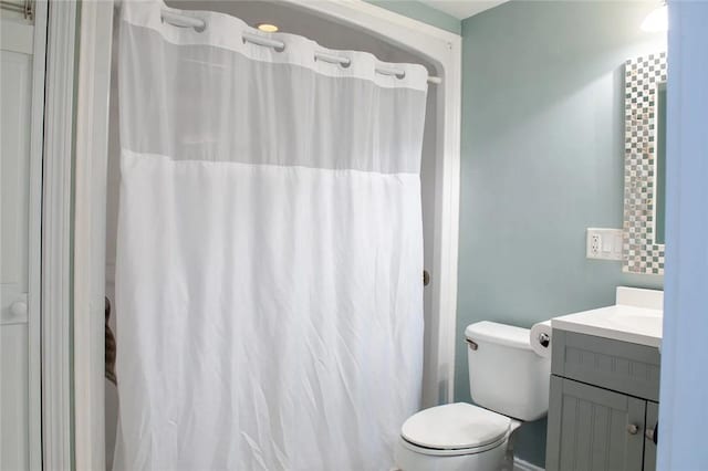 full bath with curtained shower, toilet, and vanity
