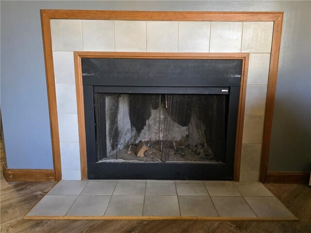 room details featuring a fireplace