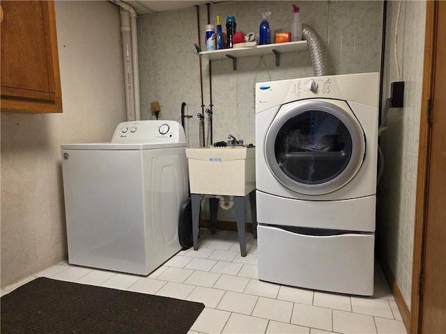 laundry room with a sink, cabinet space, and washer and dryer