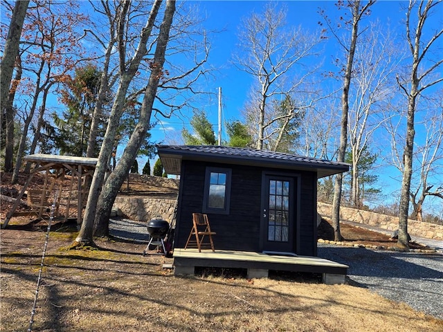 view of outdoor structure featuring an outbuilding
