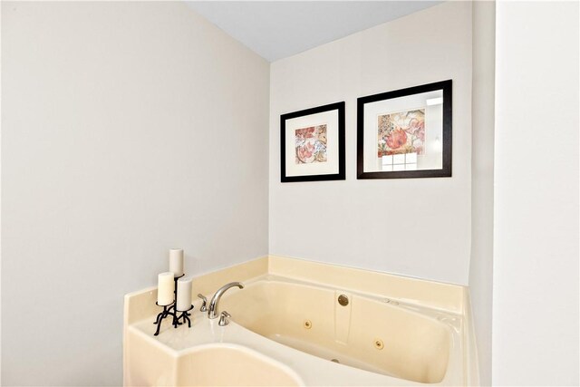 5 Nottingham Way, Freetown, MA 02702 - bathroom with a tub with jets