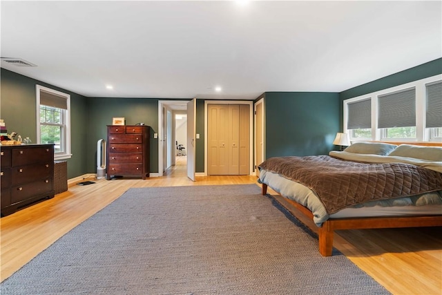 bedroom featuring light wood-style floors, baseboards, visible vents, and recessed lighting