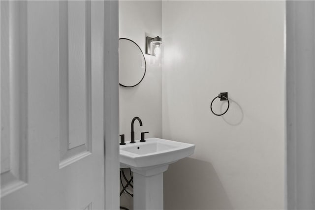bathroom featuring a sink