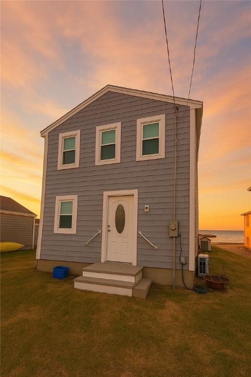 view of front of house featuring a yard