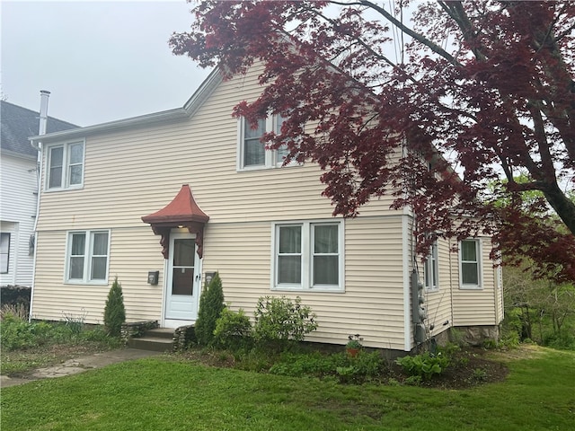 196 Columbia St, South Kingstown, RI 02879 - view of front facade with a front yard