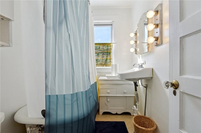 bathroom featuring a shower with shower curtain
