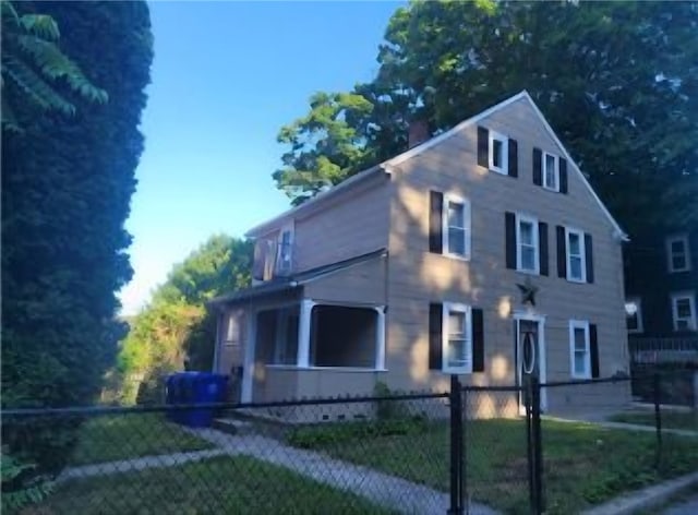 view of side of property featuring a fenced front yard
