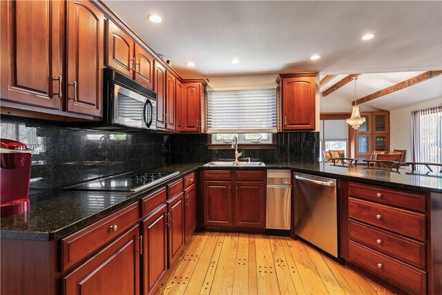 kitchen featuring a sink, light wood-style floors, stainless steel appliances, recessed lighting, and a peninsula