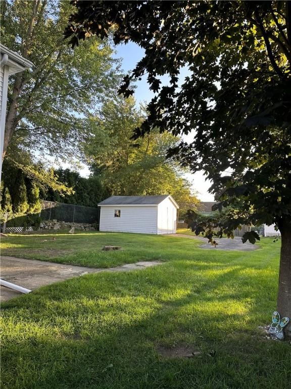 view of yard featuring a storage shed and an outdoor structure