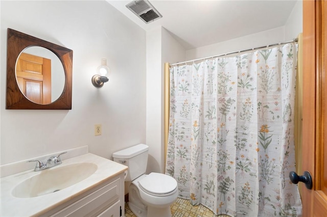 full bath featuring vanity, visible vents, a shower with curtain, and toilet