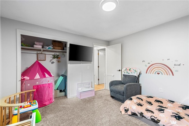 bedroom featuring carpet floors and a closet