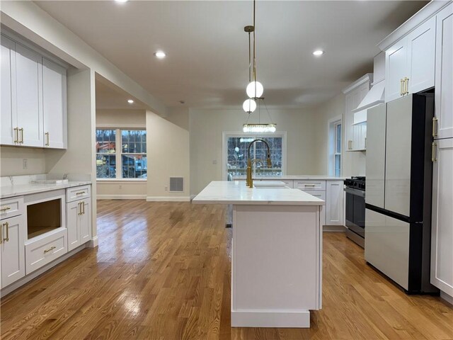 1404 Hunting Hill Dr, Cumberland, RI 02864 - kitchen featuring a sink, freestanding refrigerator, gas stove, visible vents, and recessed lighting