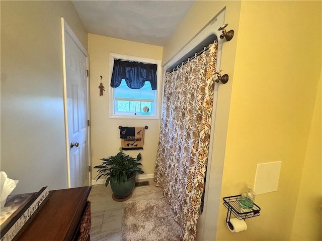 full bath featuring a shower with shower curtain