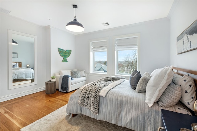78 Rhode Island Ave Unit 5, Newport, RI 02840 - bedroom with wood finished floors, crown molding, visible vents, and baseboards