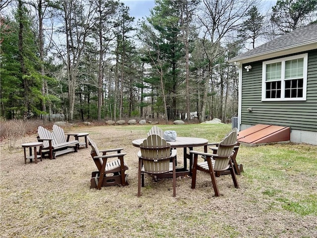 view of yard featuring a fire pit