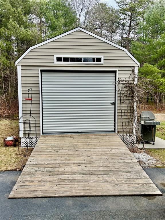 detached garage featuring concrete driveway