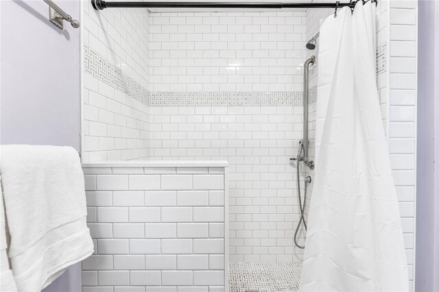 full bath with tiled shower