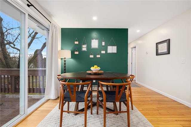 dining space featuring recessed lighting, light wood-style floors, and baseboards