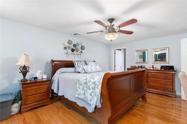 bedroom featuring light wood-style flooring, visible vents, and ceiling fan