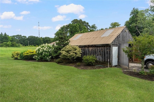view of yard with an outbuilding