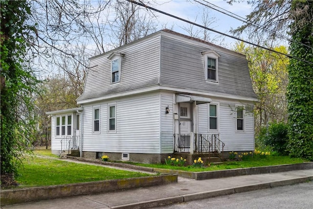 view of front facade featuring a front yard
