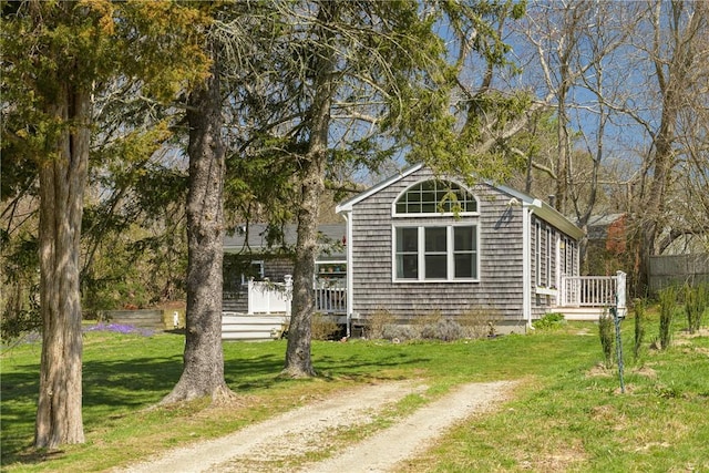 view of front of home featuring a front yard