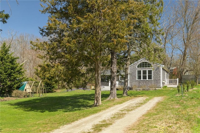 view of yard with driveway