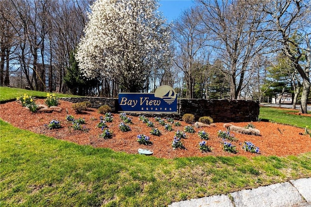 community sign with a lawn