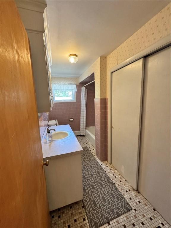 full bathroom featuring vanity