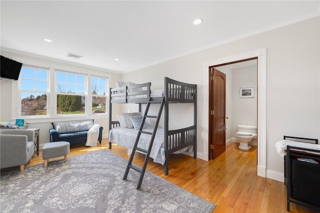 bedroom featuring light wood finished floors, baseboards, recessed lighting, visible vents, and crown molding