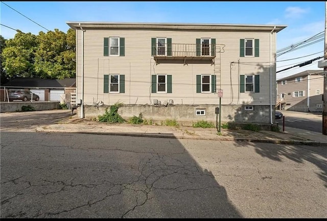view of front of home featuring a balcony