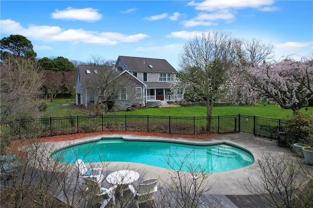 view of swimming pool
