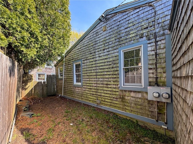 8 Tucker Ave, Tiverton, RI 02878 - view of side of home with fence