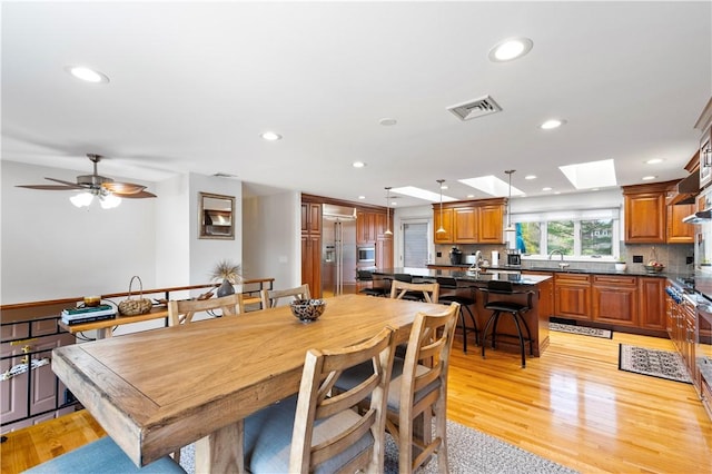 dining space featuring visible vents, ceiling fan, recessed lighting, and light wood-style flooring