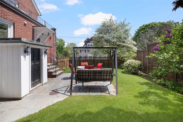 view of yard featuring an outdoor hangout area and a patio