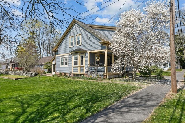 view of front of house featuring a front lawn and covered porch