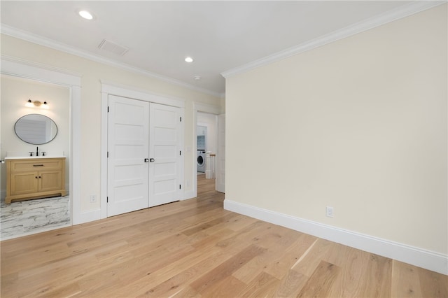 7 Champlin St, Newport, RI 02840 - unfurnished bedroom featuring a sink, washer / dryer, light wood-style flooring, and visible vents
