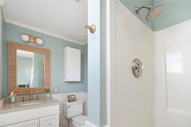 full bath with a shower, a wainscoted wall, vanity, toilet, and ornamental molding