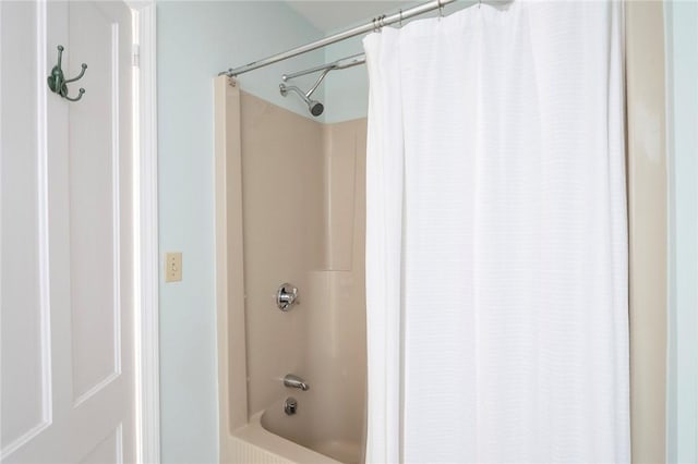 bathroom with shower / tub combo