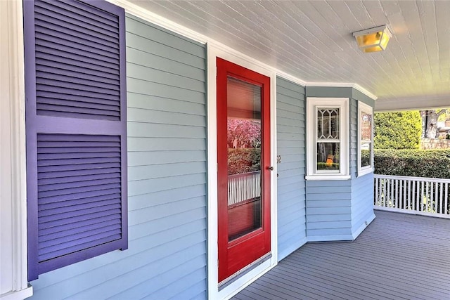 property entrance featuring a porch