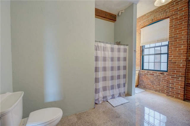 full bath featuring curtained shower and toilet