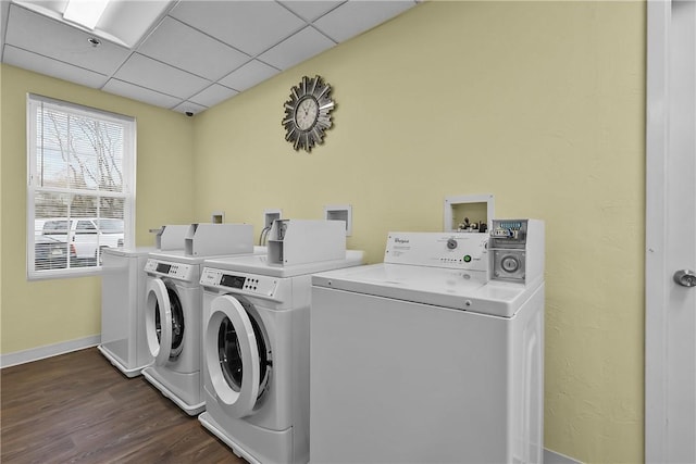 shared laundry area with baseboards, dark wood-style floors, and independent washer and dryer