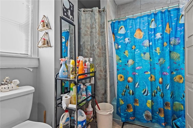 bathroom featuring shower / bath combo with shower curtain and toilet