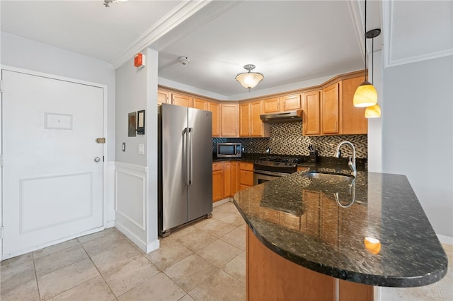752 Quaker Ln Unit B108, Warwick, RI 02818 - kitchen featuring decorative backsplash, a sink, a peninsula, under cabinet range hood, and stainless steel appliances